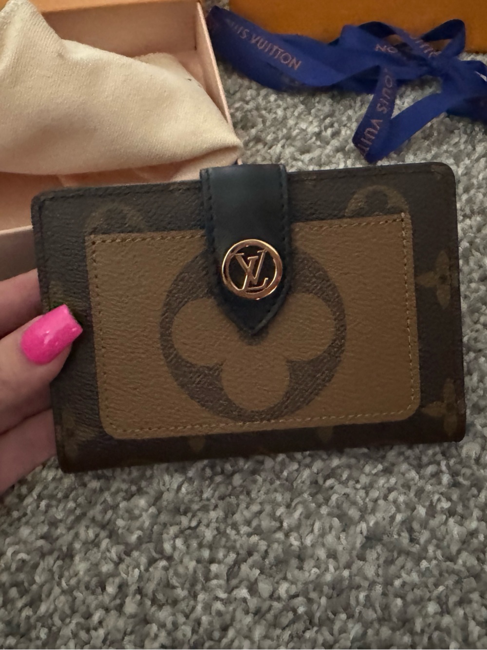 Louis Vuitton Juliette Wallet in Reverse Monogram - Picture 4 of 13